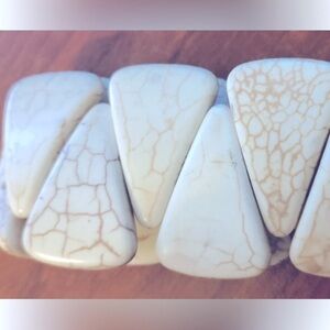 NWOT Bracelet Howlite Stone with cream, tan veined triangle beads, stretchy.